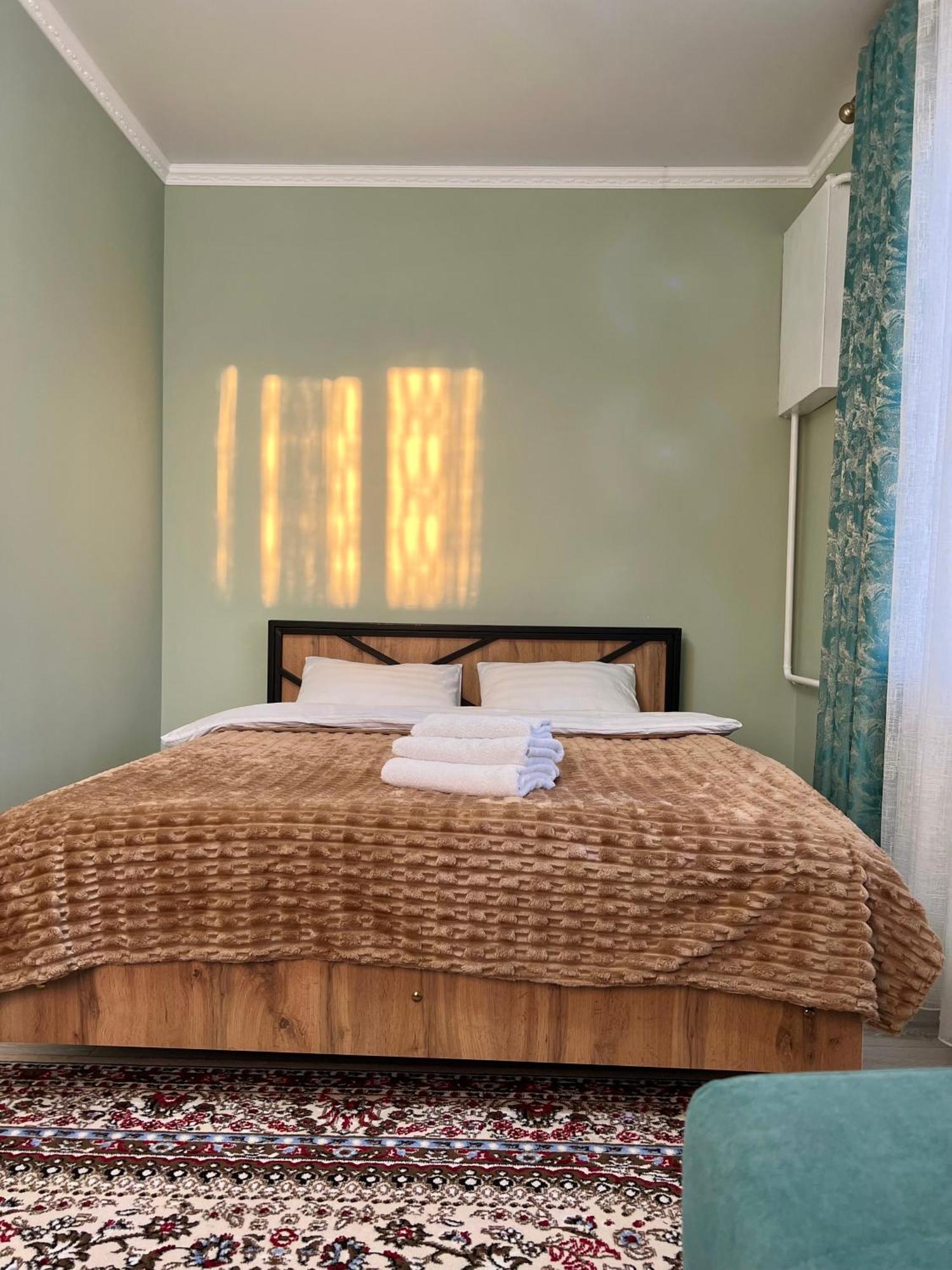 Maral Guesthouse Karakol Ngoại thất bức ảnh