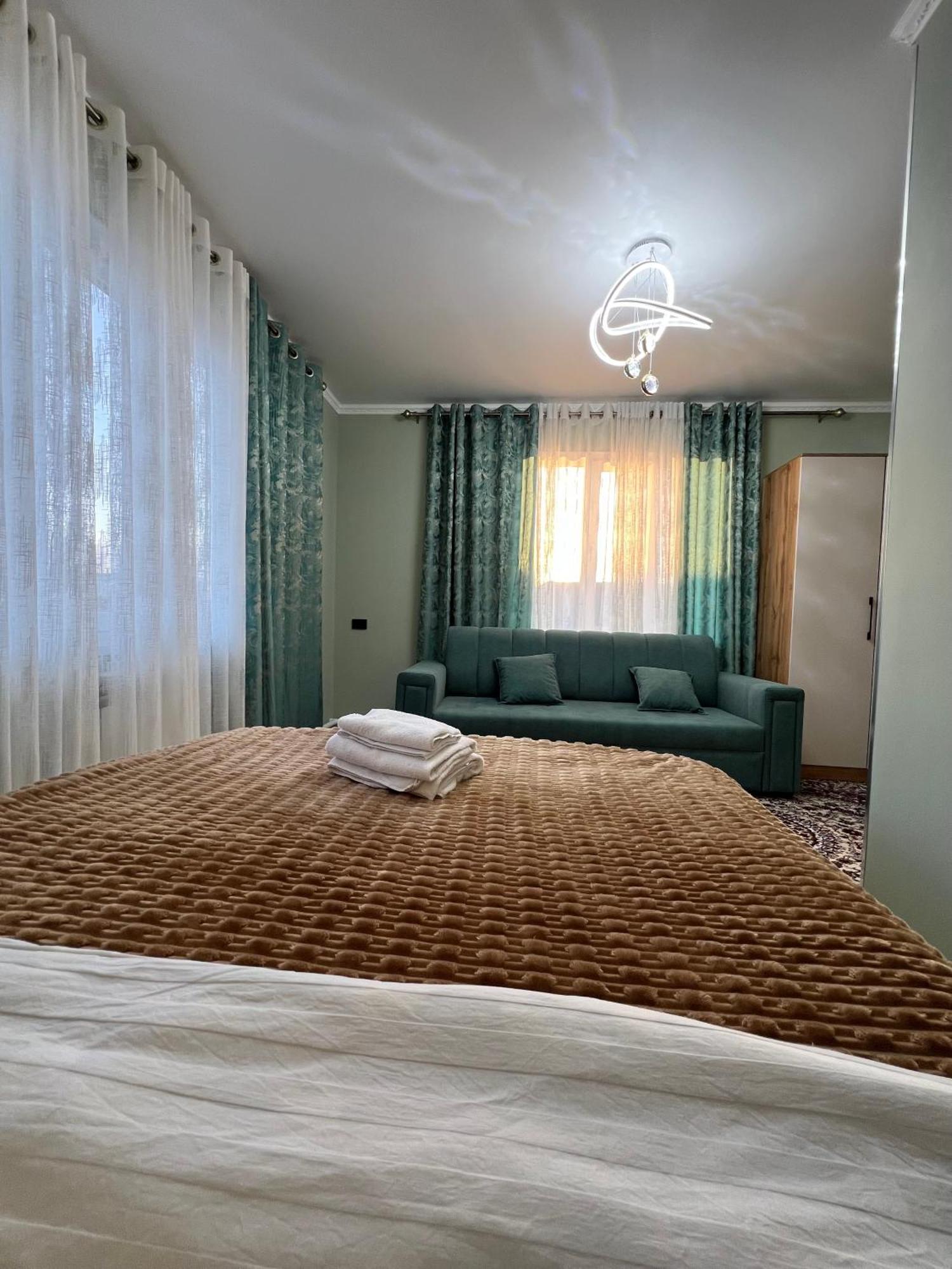Maral Guesthouse Karakol Ngoại thất bức ảnh