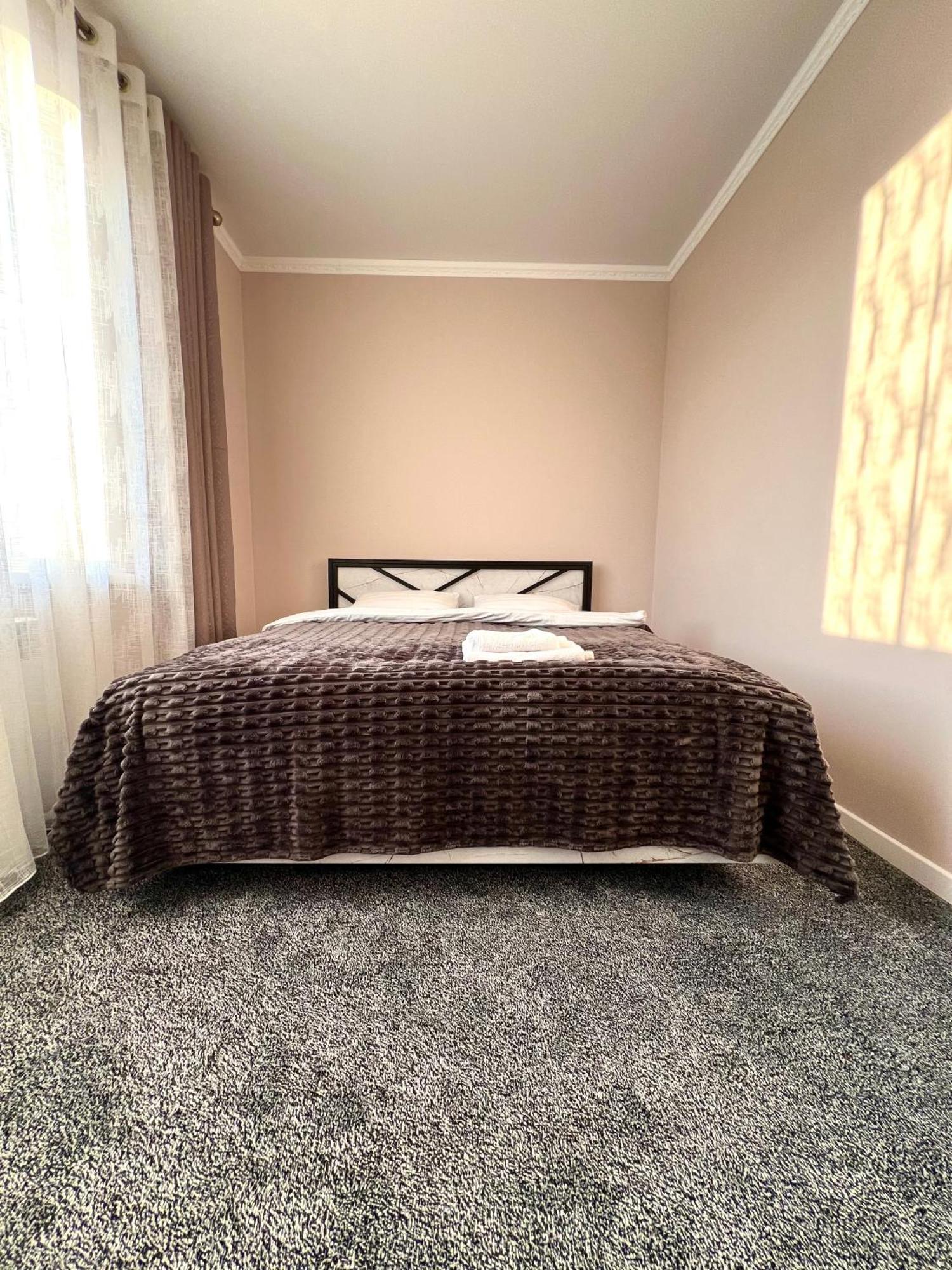 Maral Guesthouse Karakol Ngoại thất bức ảnh