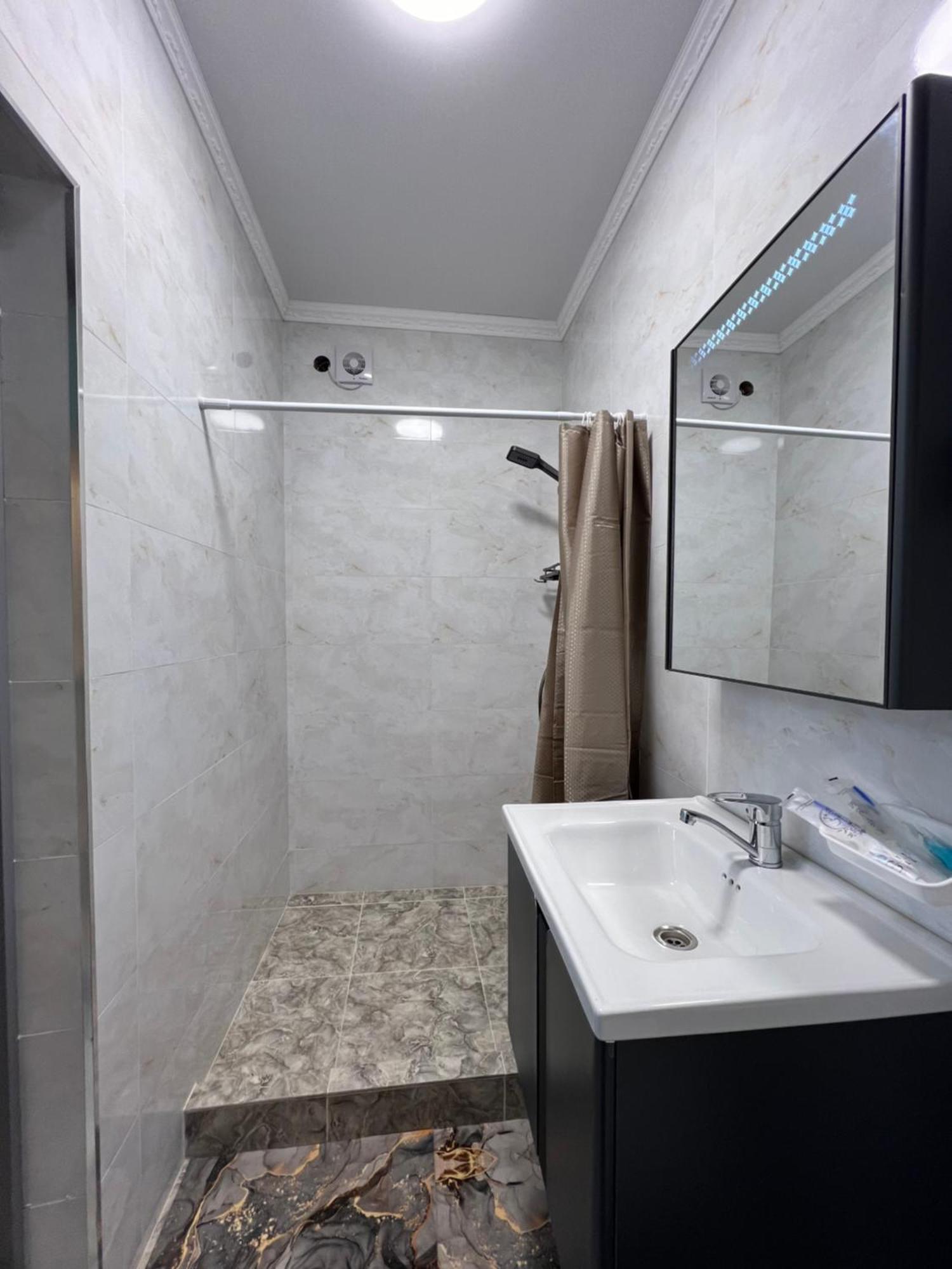 Maral Guesthouse Karakol Ngoại thất bức ảnh